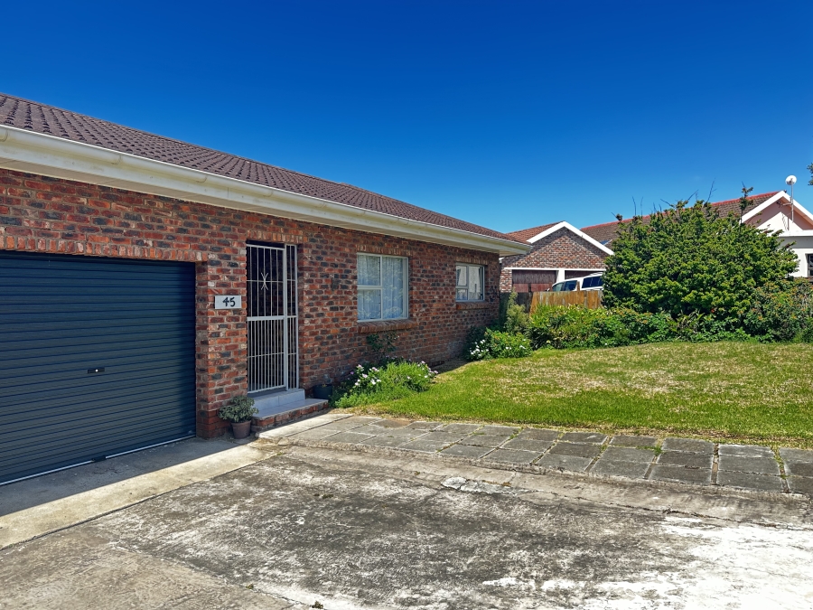 To Let 4 Bedroom Property for Rent in Winterstrand Eastern Cape